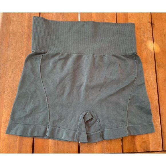 Shein hi waist sports shorts - Picture 2 of 3